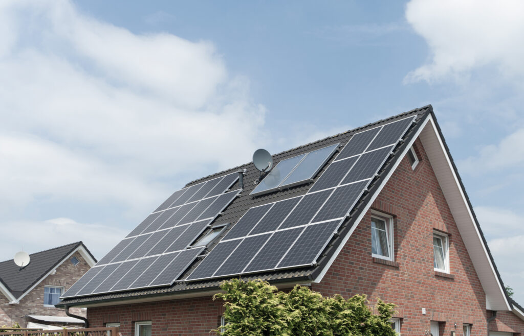 Einfamilienhaus mit Solaranlage auf dem Dach - Prämie Solaranlage von zolar