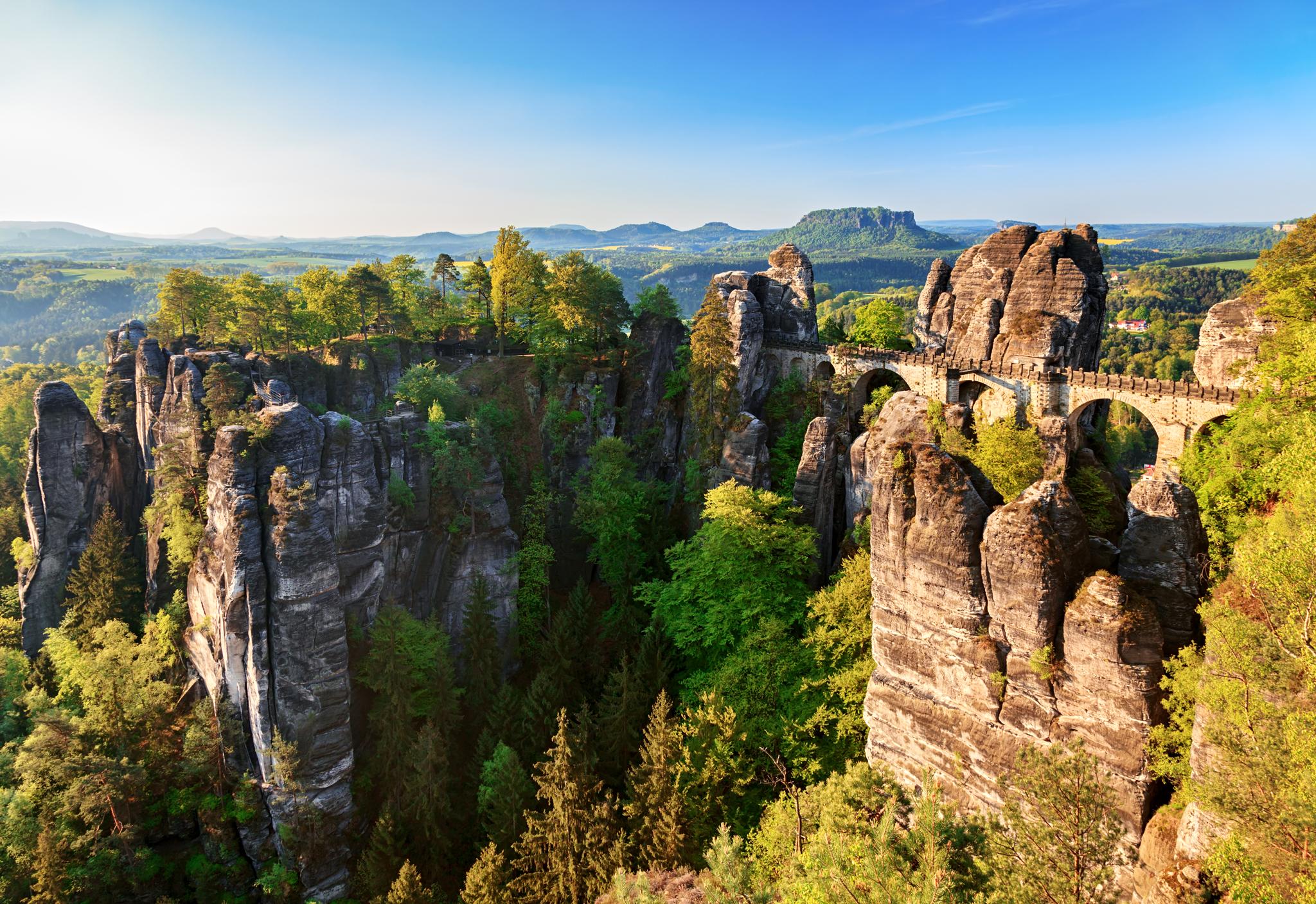 Panoramablick auf die Basteibrücke in Sachsen - Stromspeicher-Förderung des Freistaates