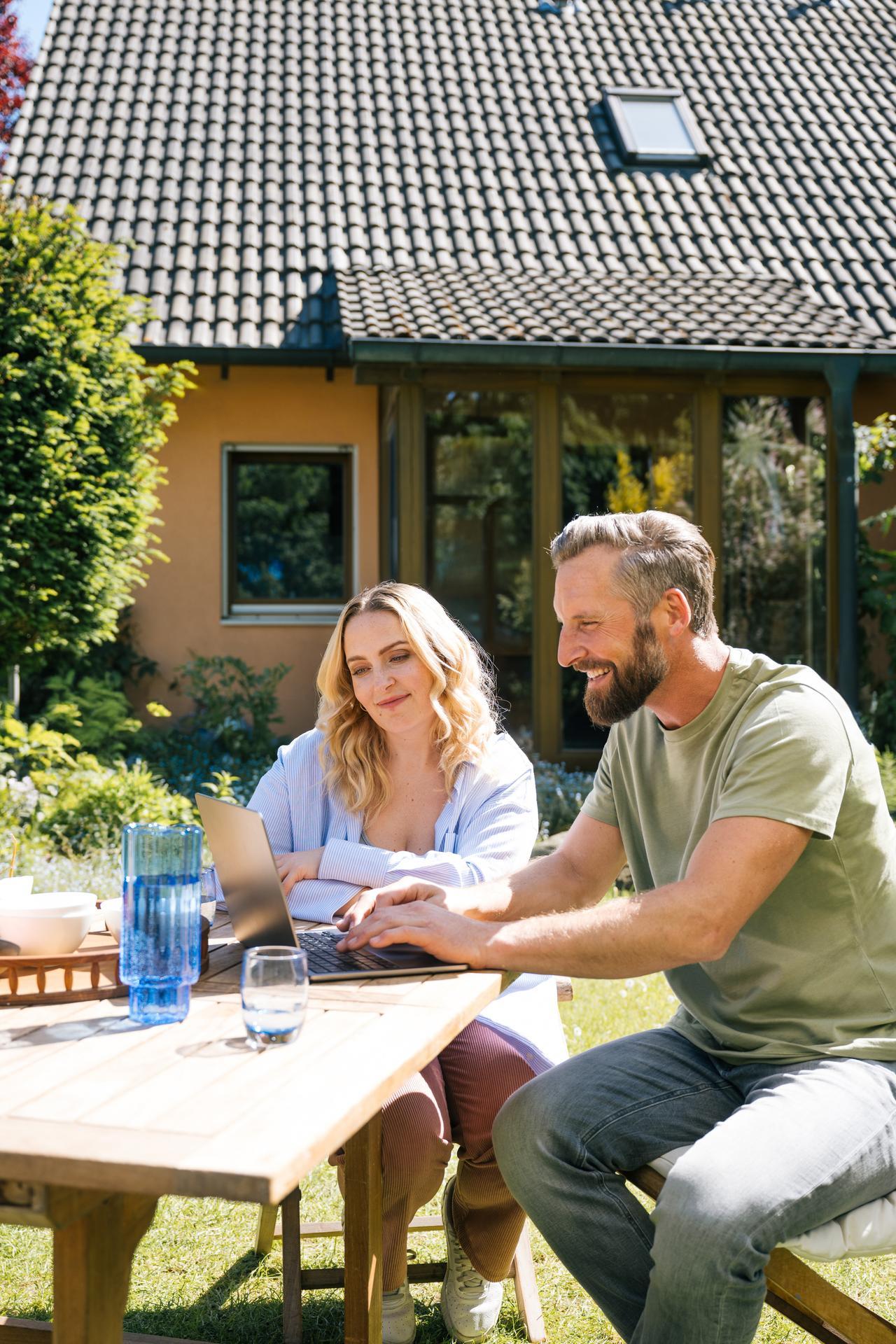 Ehepaar plant gemeinsam eine Solaranlage