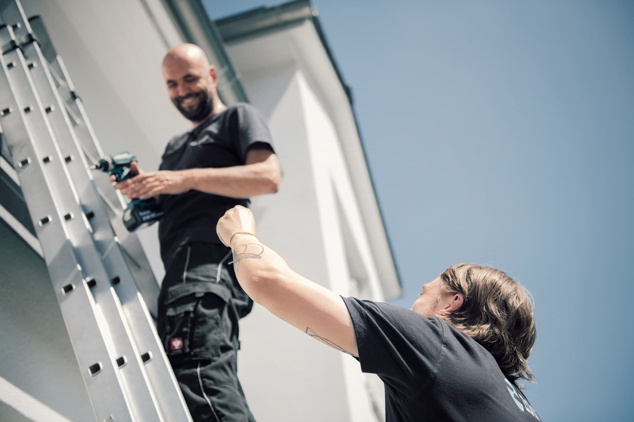 zolar Installateur auf einer Leiter - PV Anlage selbst installieren?
